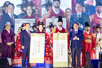 화성행궁 광장 들썩…정조대왕 능행차 새얼굴, 역사 속으로 걸어 들어가다