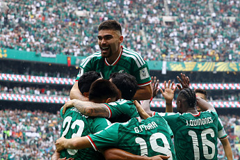 개막전부터 레드카드 3장 '퇴장쇼'…멕시코, 남아공 2-0 제압 [북중미 월드컵]