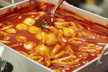 '생방송 투데이' 오늘방송맛집- 인생 분식, 추억을 그리는 떡볶이 맛집 '잉○○'