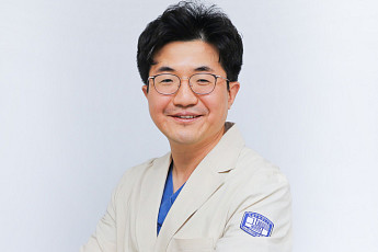 성빈센트병원, 겹경사…문동규 교수 글로벌프록터·안호정 교수 종양학회 2관왕