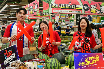 [포토] 농협유통, 수박 할인·앱 쿠폰 증정 ‘응원전’