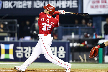 SSG 김재환, 역대 59번째 3연타석 홈런…7타점 폭발