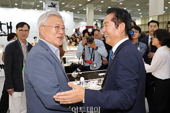 당 대표직 사퇴한 정 전 대표, 문 전 대통령 있는 평산책방으로 [포토]