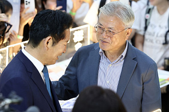 정청래, 대표 사퇴 당일 문재인과 만났다…도서전서 인사