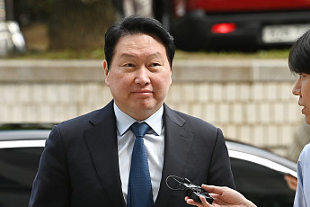 최태원 회장, SK 지분 9440억원 매각⋯재산분할 자금 마련