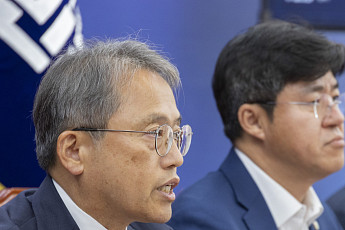 與 