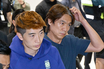 홍명보, 쏟아지는 야유 속 귀국⋯취재진 질문에는 '입 꾹'