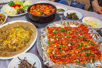 '2TV 생생정보' 오늘방송맛집- 밥 됩니까, 마늘 더덕 제육 밥상 '백○○○'