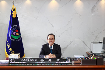 김석준 부산교육감, 전국 첫 4선 성공...AI 미래교육 5대 약속 제시