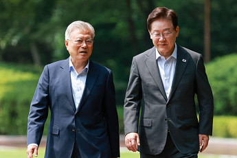 李 