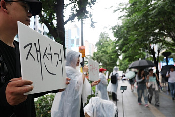 ‘청년 보수화’로만 볼 수 있나…홍대로 옮겨간 ‘재선거’ 요구 [잠실 개표소 시위③]