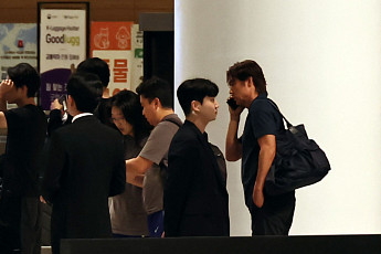 끊임없는 뒷말, 홍명보는 미국행