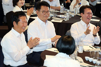 한 테이블 앉은 與 당권주자들…전대 앞두고 미묘한 신경전
