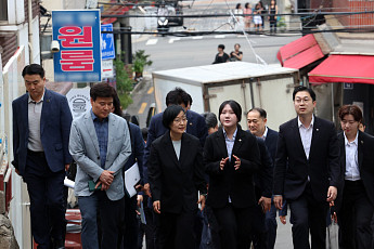 한성숙 총리, 취임 후 첫 주말 행보…대학가 원룸촌 방문·청년 간담회