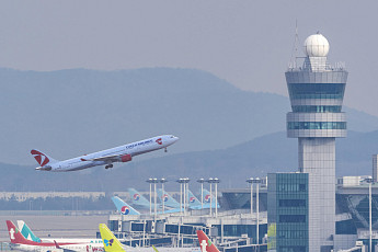 초강력 태풍에 항공편 줄줄이 결항⋯여행객 '비상'