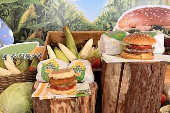 “돌 씹혔다” 잇단 민원에...맥도날드, ‘충주 찰옥수수버거’ 긴급 판매종료 조치