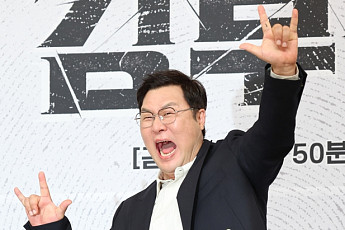 ‘김부장’ 윤경호, 입 닫고 팬 만난다…13시간 묵언수행 공약 이행