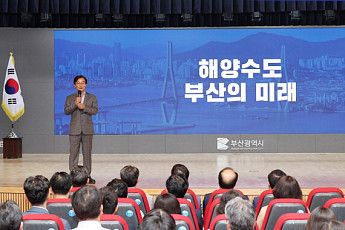 흥아해운 부산 복귀…전재수는 장금상선 유치전
