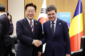 이 대통령, 루마니아 대통령과 첫 회담…