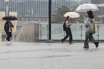 강한 비에 전국 곳곳에서 피해 속출…경북 영주 70대 실종·주요 철도 운행 중단
