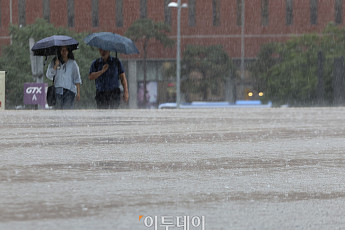 화요일 전국 비에도 무더위 지속…체감 33도 안팎 찜통더위