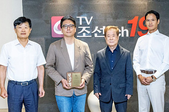 TV조선, ‘백반기행’ 7년 이끈 허영만 화백에 감사패