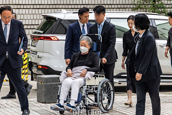 '정교유착 혐의' 한학자, 휠체어 타고 결심공판 출석 [포토]