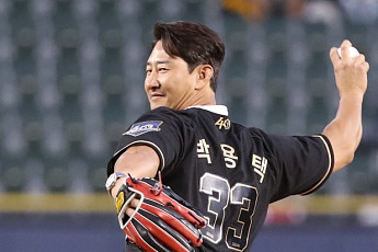 박용택·김재호, 퓨처스 올스타전 공동 시구…잠실 레전드가 문 연다