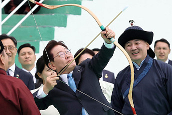 활쏘기 체험한 李 대통령…金 여사와 몽골 나담 축제 주빈으로 참석