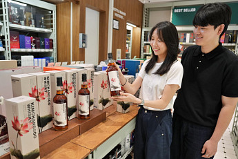 롯데마트, 한국 계절 담은 ‘김창수 위스키 연꽃 50도’ 선봬