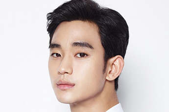 김수현, 1년4개월 만 공식 활동 재개…필리핀 브랜드 광고 촬영