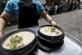 '초복' 북적이는 삼계탕 음식점 [포토]