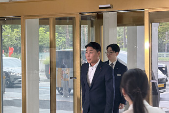 ‘비상 경영’ 기류에...롯데 계열사 대표들, 미리 약속한 듯 ‘묵묵부답’[롯데 VCM]