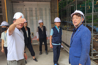 이교우 용인특례시의원, 신봉동 도서관 공사장 안전모 쓰고 현장 챙겼다