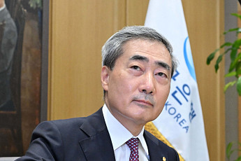 1300원대로 뚝 떨어진 환율, 한은 백투백 명분 약화하나