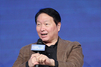 최태원 “SK하이닉스 주식, 샀다 팔았다 말고 가만히 보유해야”