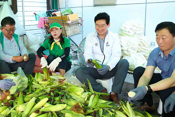 이상일 용인특례시장, 옥수수 손질 '두 팔 걷었다'…부녀회 상생현장 동참