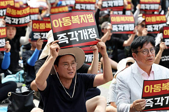 안민석 경기도교육감, 뜨거운 아스팔트에 앉았다…