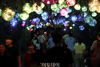장마 소강상태, 후텁지근한 날씨 피해 광명동굴로 [포토]