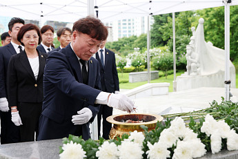 남종섭 경기도의회 의장, 현충탑서 의정 첫발…