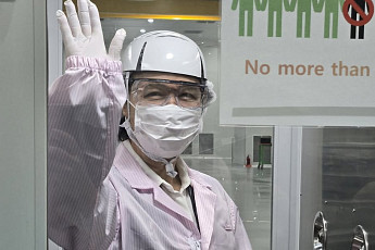 추미애 경기도지사, 방진복 입고 반도체장비기업 ASM 방문…