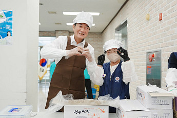 조용호 오산시장, 앞치마 두르고 삼계탕 나눔…어르신들과 복달임 정 나눴다