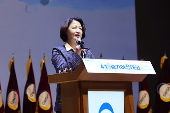 '헌정 첫 여성도지사' 추미애, 경기여성대회 첫 참석…