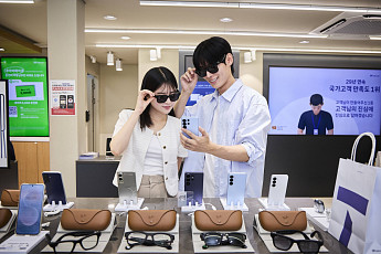 SKT, AI 글래스 ‘레이밴 메타’ 출시…“헤이 메타” 한 마디로 AI 비서 장착