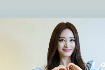 김혜수, 55세 잊게 한 레이스 미니룩…‘하의실종’ 각선미