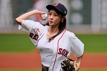 하지원, 우천 연기 딛고 MLB 시구 성공⋯한국 배우 최초