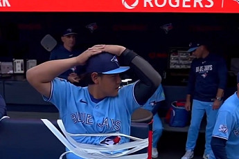 MLB 오카모토, 벤치에 테이프로 '꽁꽁'⋯무슨 일?