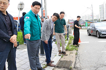 이상일 용인특례시장, SNS 시민 글 보고 바로 달려갔다…민속촌 입구 침수 현장 점검