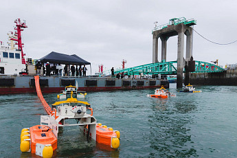 창진원, 정부 실증·구매 프로젝트 첫 실증…AI 로봇으로 해양오염 제거