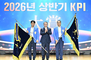정진완 우리은행장 “고객 기반, 수익으로 연결”⋯하반기 영업 드라이브
